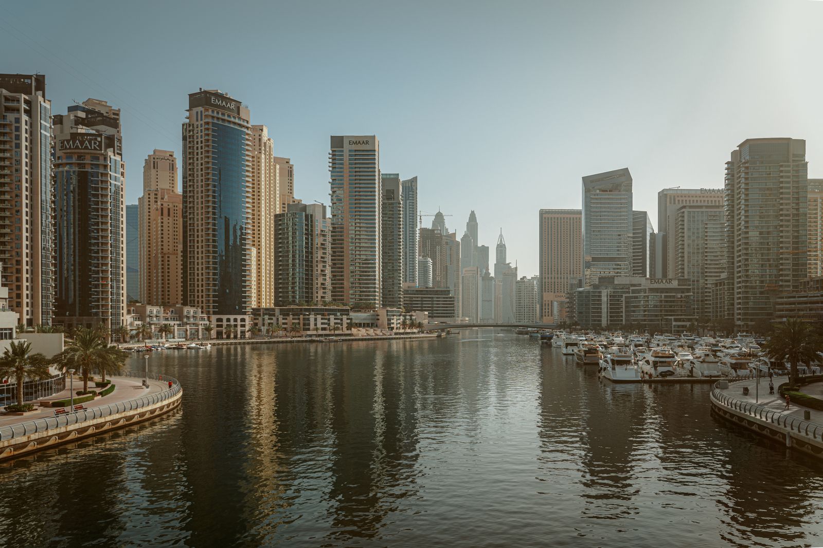 Les gratte-ciel de Dubai Marina au bord de l’eau