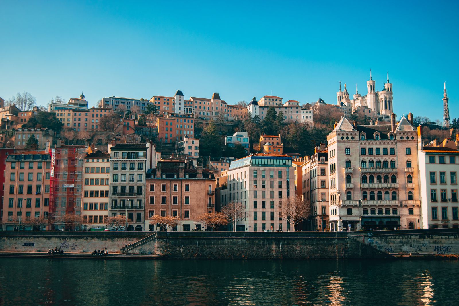 Les façades colorées de Lyon au bord du Rhône