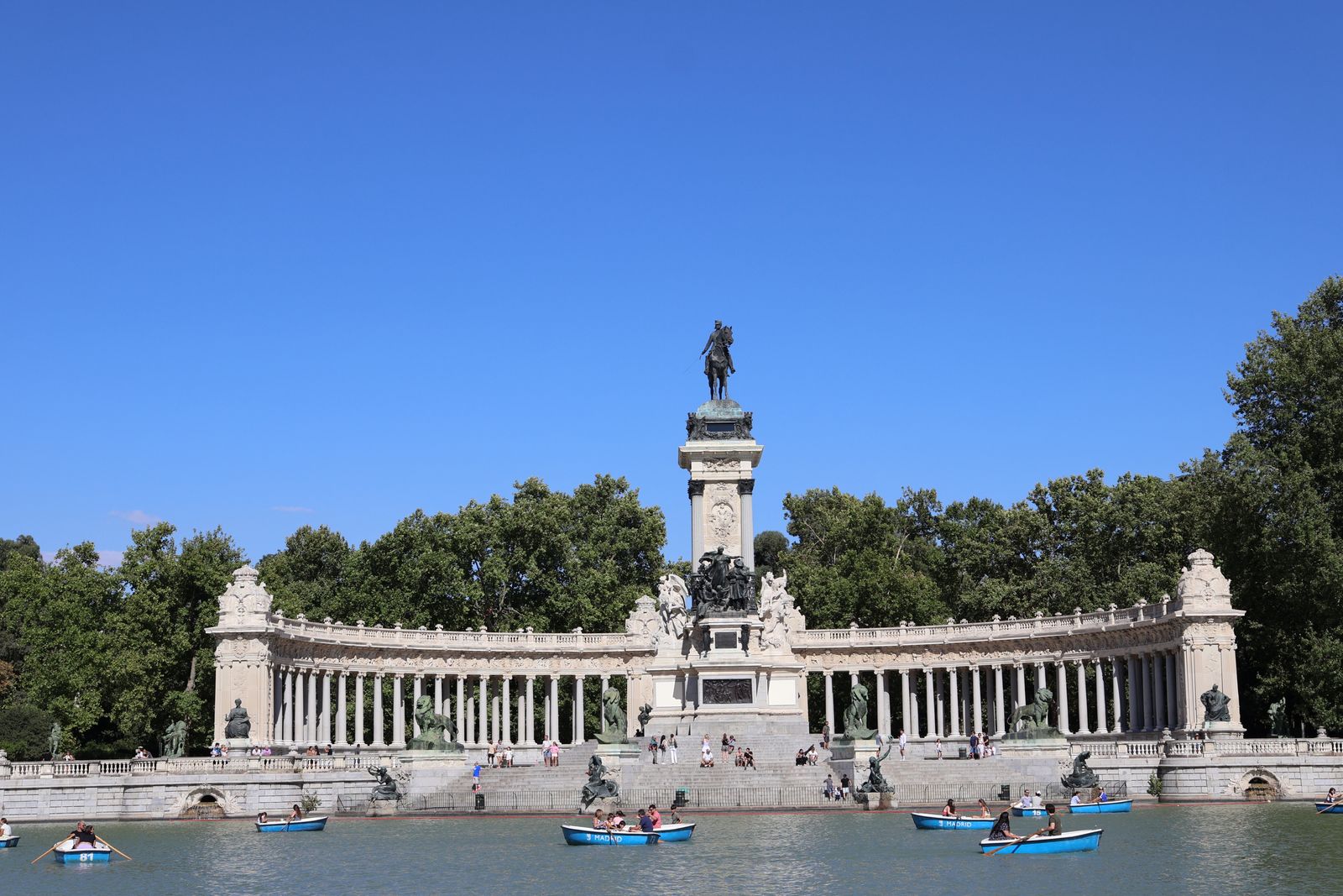 Le monument à Alphonse XII et l’étang du parc du Retiro à Madrid