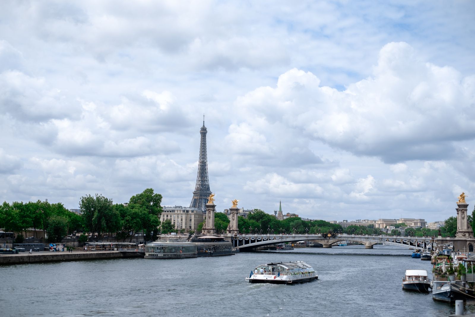 La tour Eiffel et la Seine à Paris