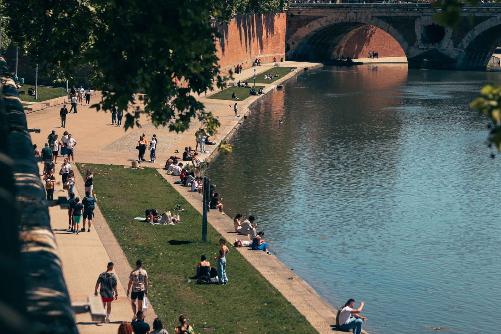 Des promeneurs au bord de la Garonne à Toulouse